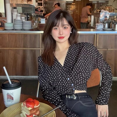 小末家 秋日邂逅，姐姐系v领不规则宽松复古长袖波点上衣C10201