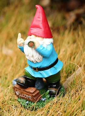 跨境热销抽烟竖中指老人太阳能夜光灯树脂微景观雕塑装饰品摆件