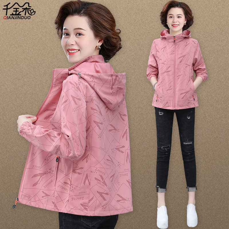 中年妈妈春秋款外套冲锋衣大码女装加肥加大中老年人春装短款风衣