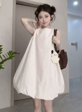 白色无袖花苞连衣裙女夏季新款设计感宽松遮肚显瘦纯色圆领短裙子
