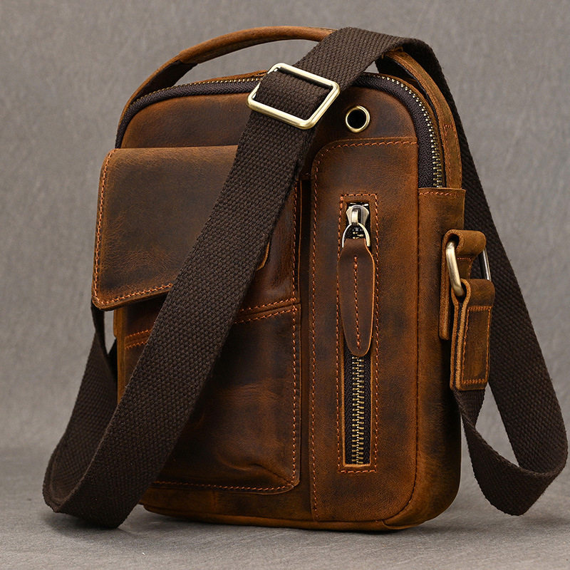 男士单肩包疯马皮男包真皮手机小包耳机孔小型男式斜挎方包旅行
