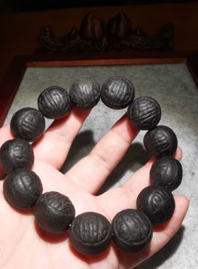 13801   藏传老合香珠双面团寿纹手串