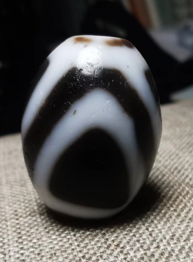 13651   藏传老一台沁朱砂洒金玛瑙靠山达洛天珠 ​