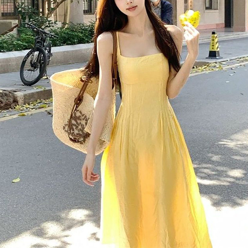 法式黄色吊带连衣裙女装夏季新款设计感收腰气质长裙海边度假