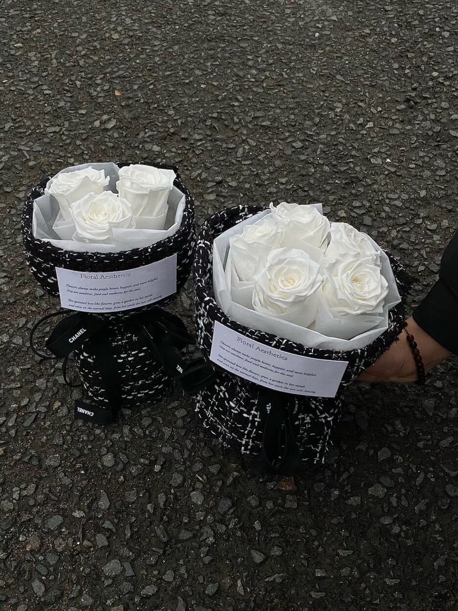 ins小香风黑白玫瑰永生花花束高级感生日情人节礼物求婚手捧干花