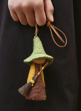 原创可爱卡通魔法师挂件女羊毛毡包挂情侣尼泊尔进口手工小众车挂