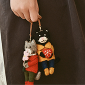 治愈系可爱抱花灰色猫猫挂件立体卡通羊毛毡挂饰黑猫咪白猫手工女