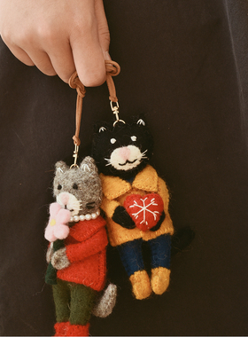 治愈系可爱抱花灰色猫猫挂件立体卡通羊毛毡挂饰黑猫咪白猫手工女