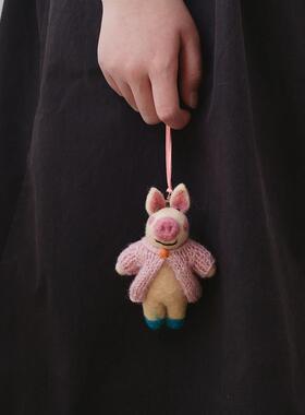 高品质尼泊尔可爱卡通车挂小号手工羊毛毡粉毛衣猪挂饰包挂女生