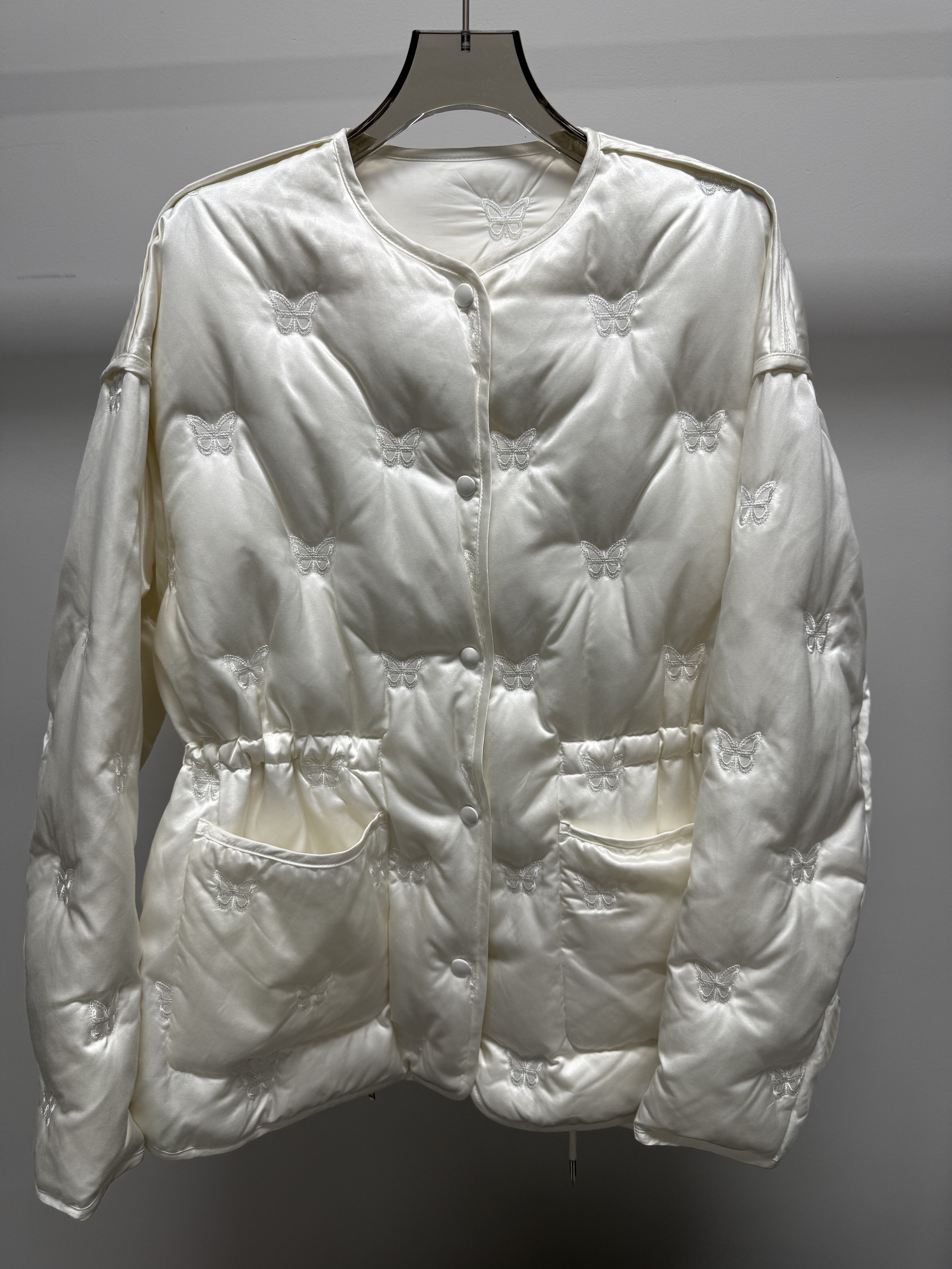 白鹅绒洋气刺绣真丝羽绒服女圆领抽绳收腰高端