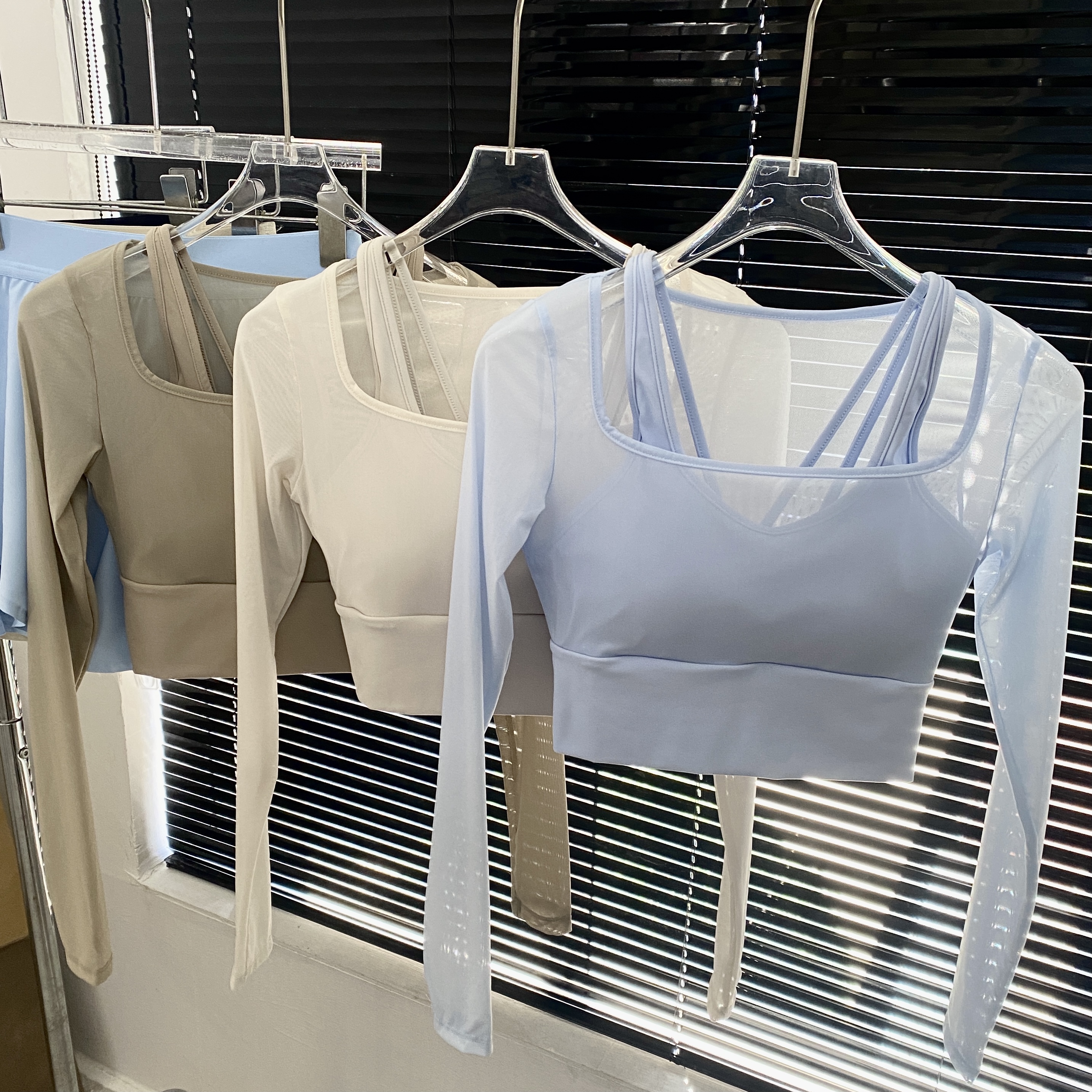 固定杯设计免穿文胸 加宽下摆防卷边 采用韩国晓星Creora抗菌面料