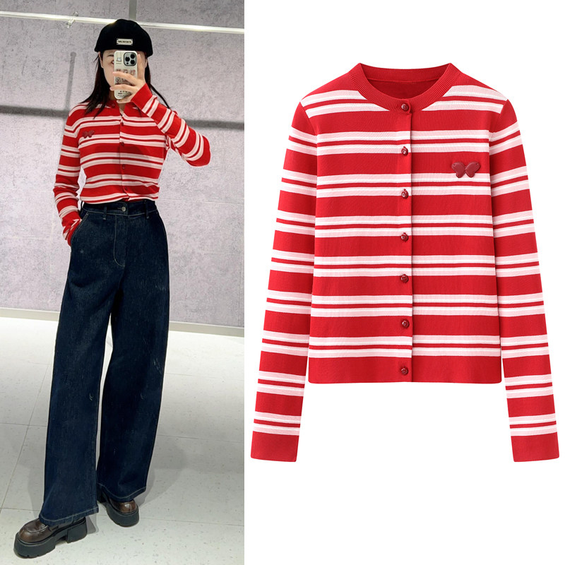 新年红色针织开衫2026春季新款复古撞色条纹正肩显瘦短款毛衣女