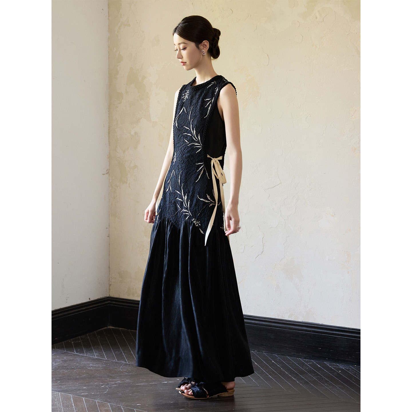 ONMOON 黑色绳绣背心无袖连衣裙 2025夏季新款气质度假风拼接长裙