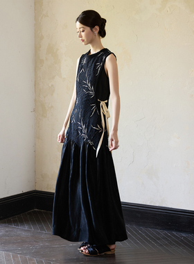ONMOON 黑色绳绣背心无袖连衣裙 2025夏季新款气质度假风拼接长裙