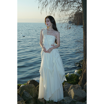 ONMOON小众设计款米白花朵背带裙