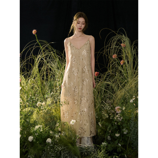 米白镂空直筒阔腿裤 度假风珠片绣花吊带连衣裙 女 2026新款 ONMOON