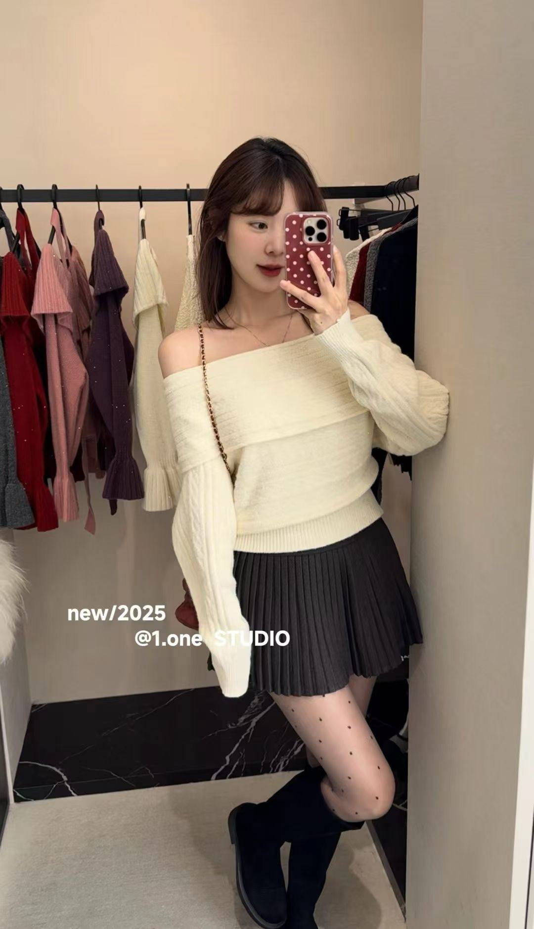 1.ONE春季2026新款韩系一字肩露肩长袖针织衫女设计感气质上衣女