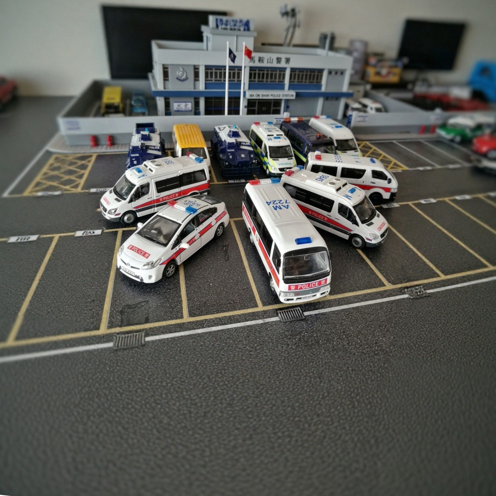 微影TINY香港警车模型威霆霸道海狮考斯特RAV4普锐斯合金比例1:76