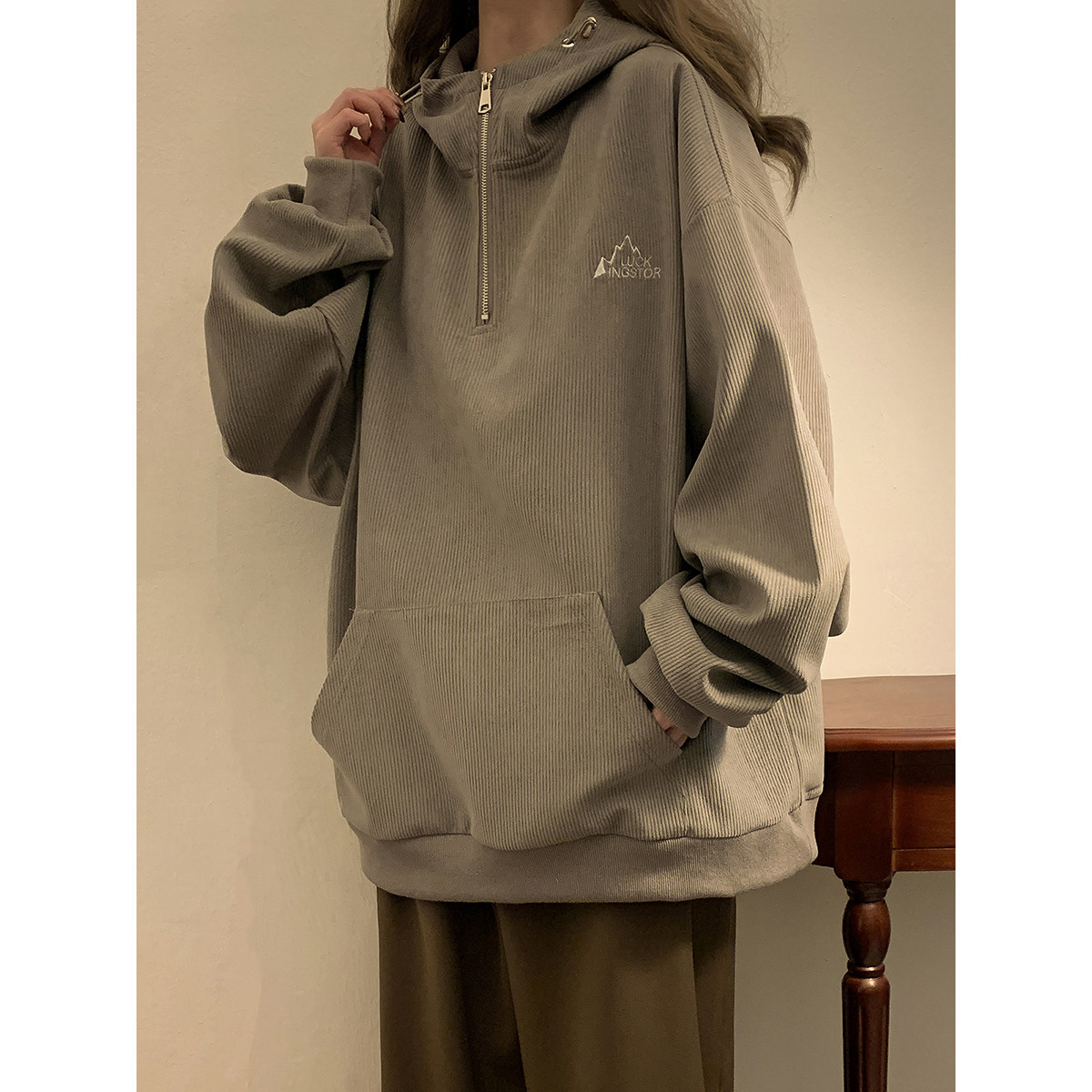 2023女模灯芯绒连帽套刺绣套头卫衣外套黑色W027-P55控78,男装卫衣,电商B237