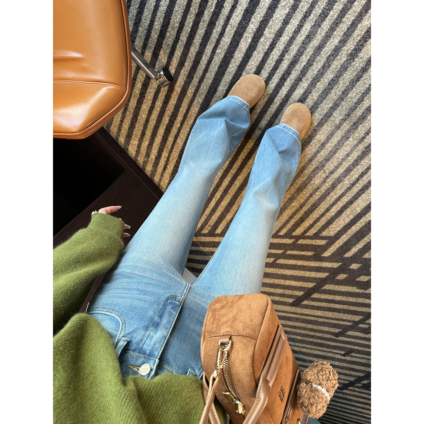 穿出筷子腿！浅蓝色微喇叭牛仔裤