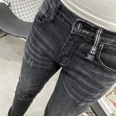 一条百搭的黑色猫须潮牛仔长裤