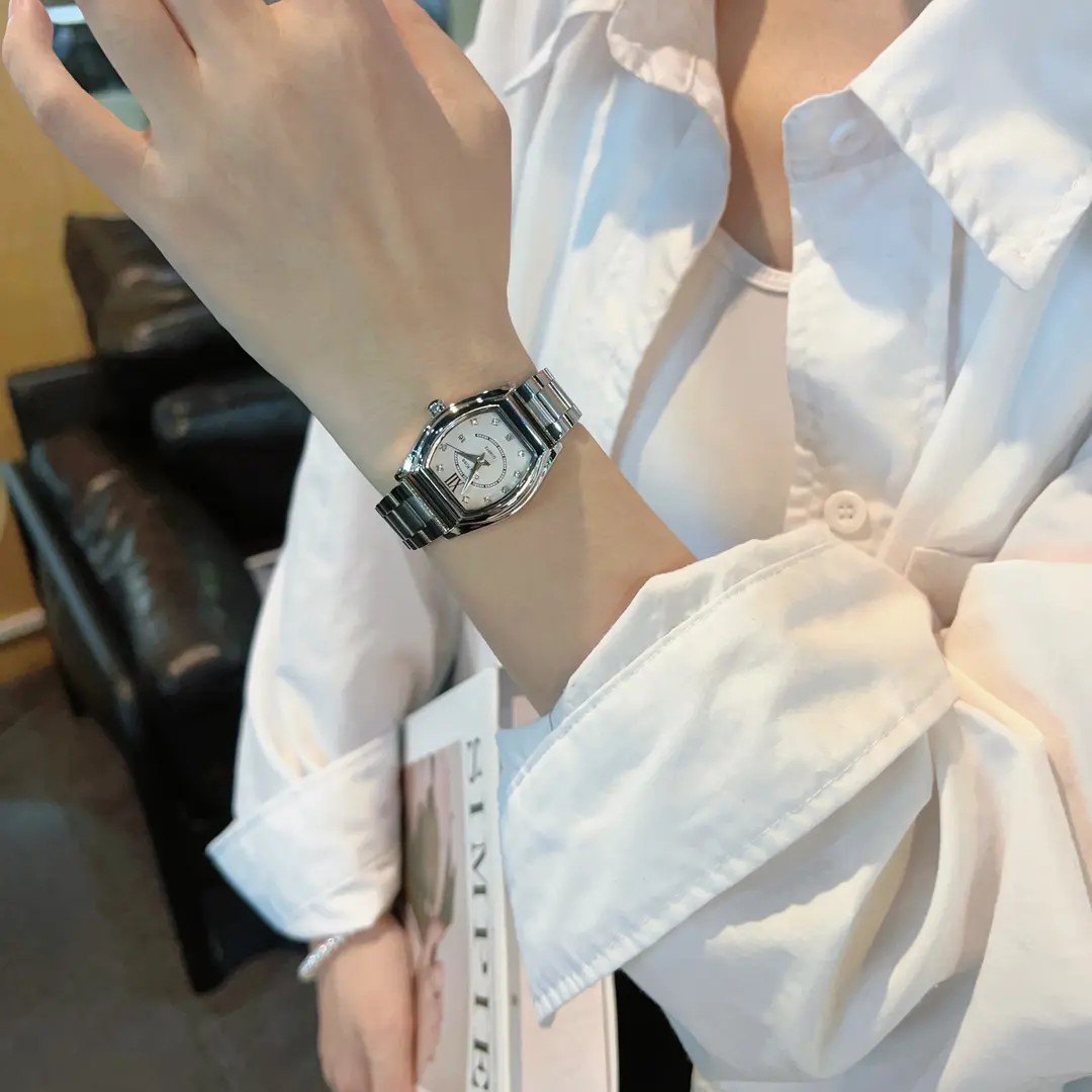 时尚气质小酒桶形防水手表