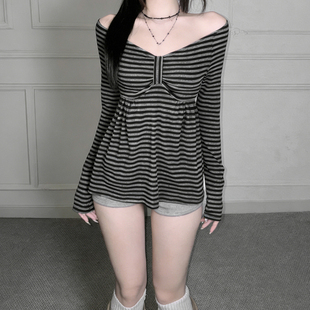 T恤女胸型A摆打底上衣 深灰色条纹一字肩长袖 ROCKMORE 简约辣妹