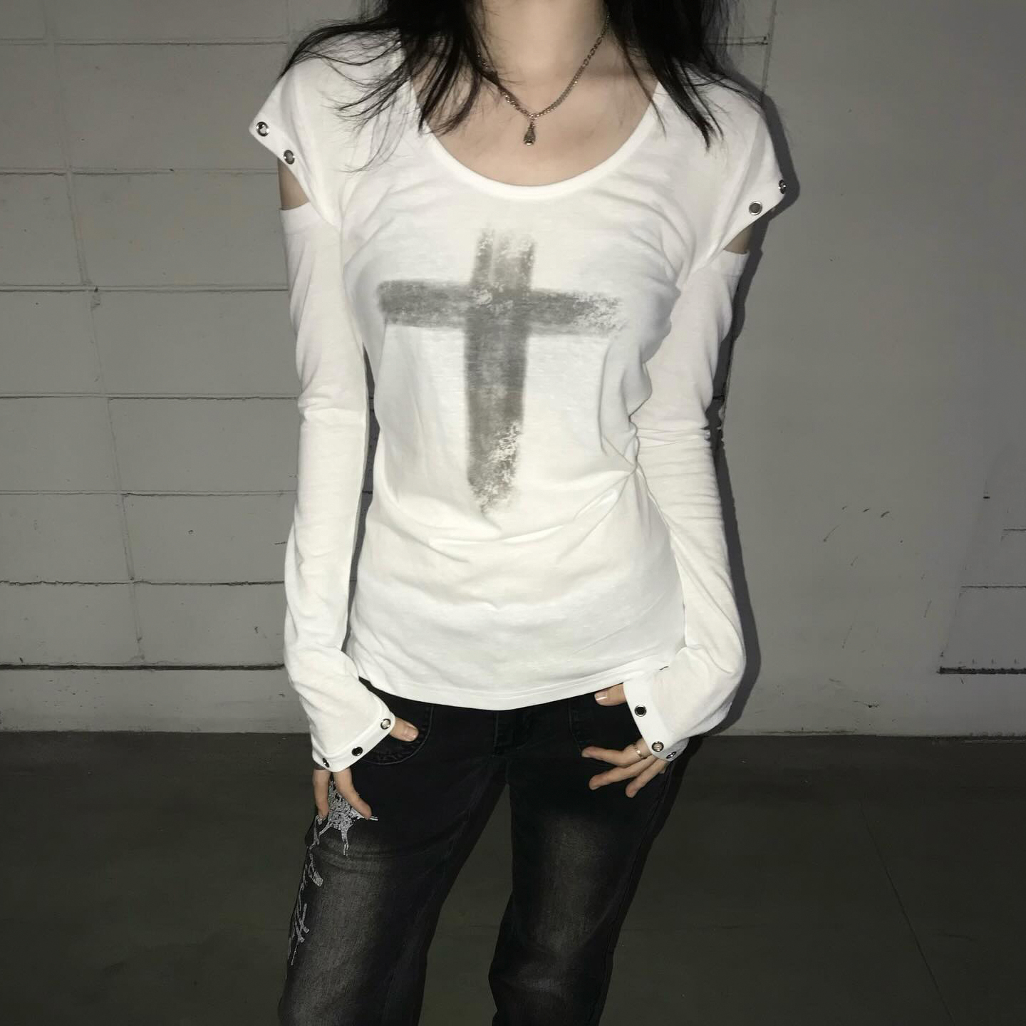 十字架印花镂空长袖白色T恤女