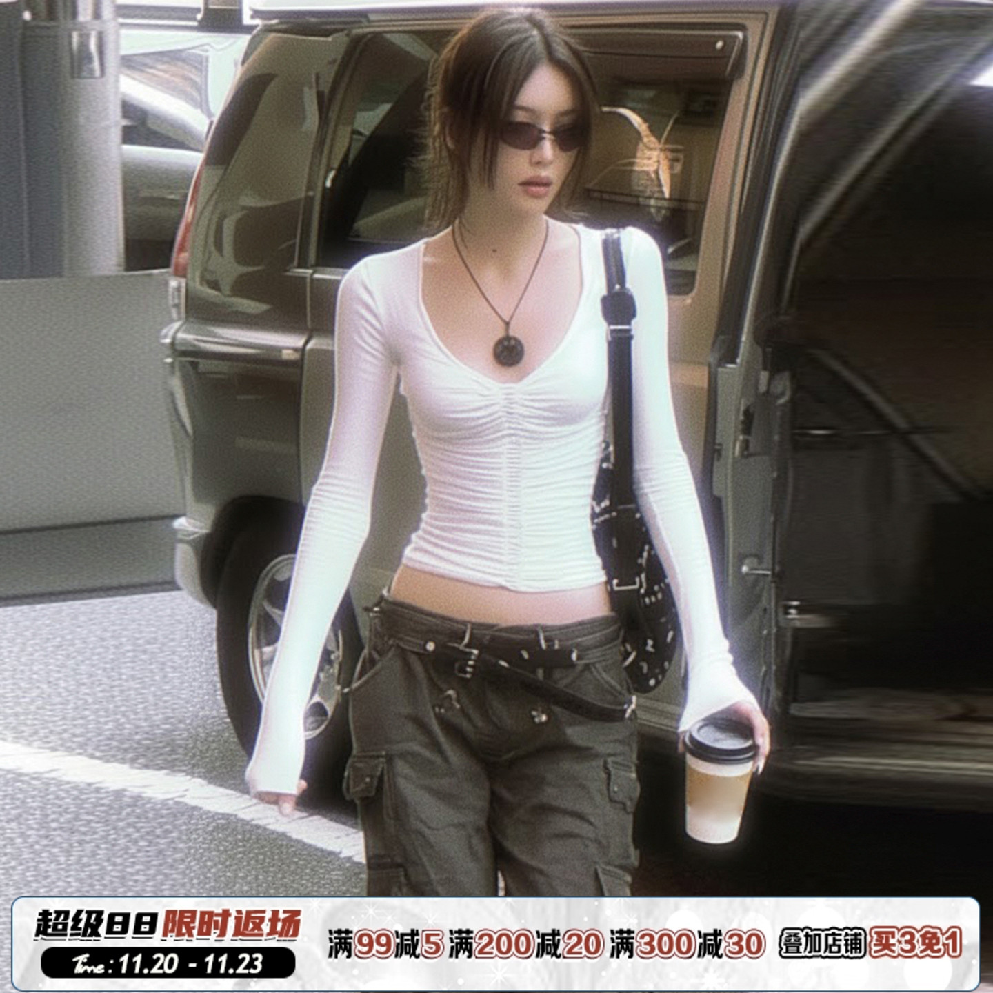 辣妹风褶皱修身V领低胸长袖T恤