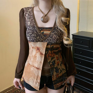 T恤女棕色V领收腰上衣 艺术感民族风印花长袖 ROCKMORE 复古画报