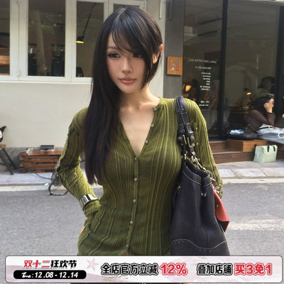 设计感绿色排扣V领长袖毛织衫