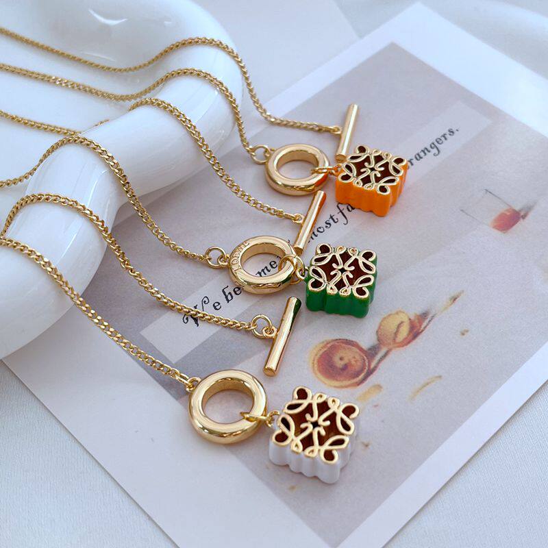 新款时尚潮流简约通勤珐琅釉镶嵌几何镂空月饼造型金属项链