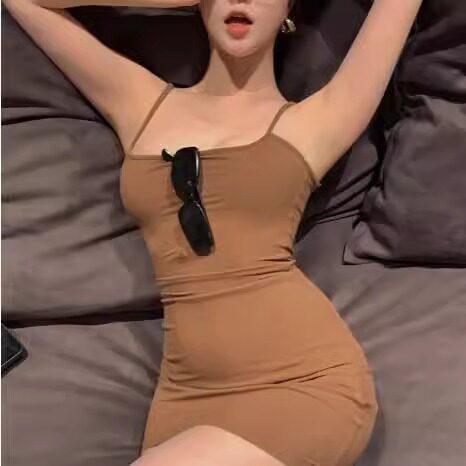 性感吊带纯欲紧身包臀裙带胸垫收腰低胸显大黑色连衣裙夏修身短款