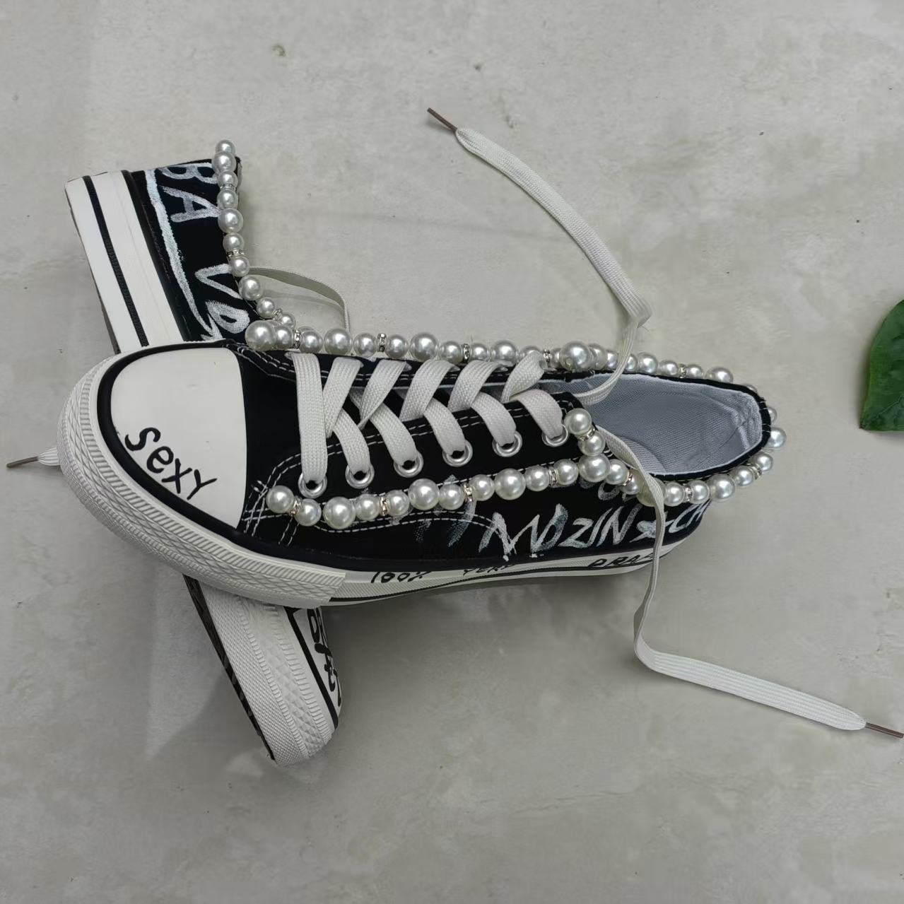 黑色精致串珠水钻涂鸦低帮帆布鞋