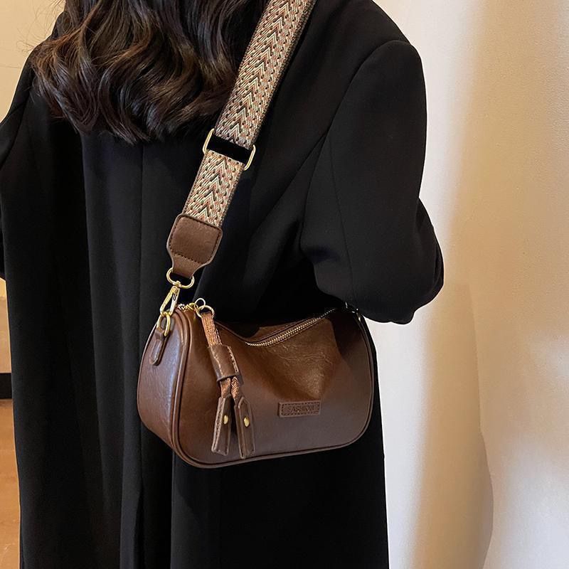 今年流行波士顿包包小众复古2025新款宽带斜挎包女百搭小包枕头包