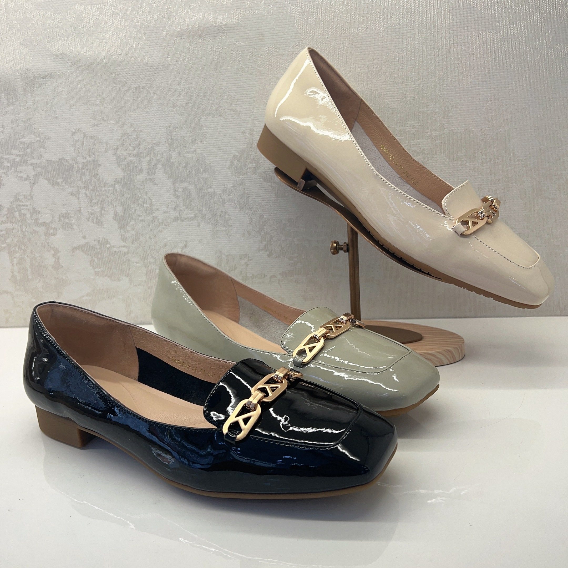 kisscat接吻猫2023春链条质感吸睛舒适方头粗跟单鞋女ka43162-13