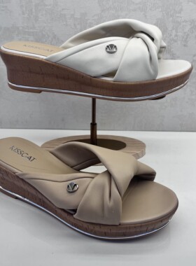 KISSCAT接吻猫2023夏款正品增高坡跟柔软羊皮女凉拖鞋KA43302-10