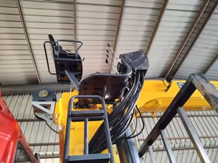 徐工集团随车吊折叠座椅护栏靠背上操作爬梯配件