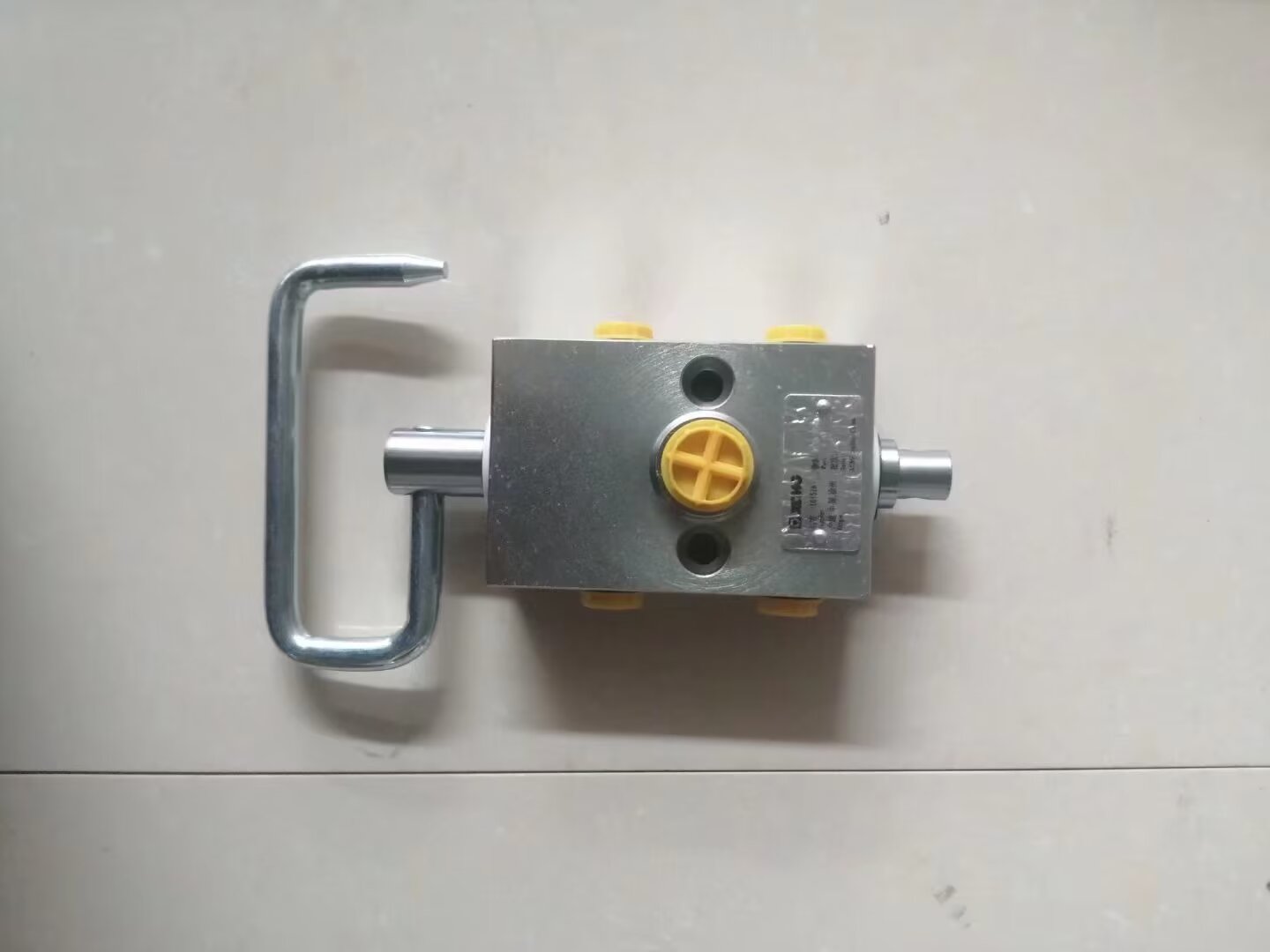 徐工随车吊5吨6.3吨机支腿打脚阀选择阀