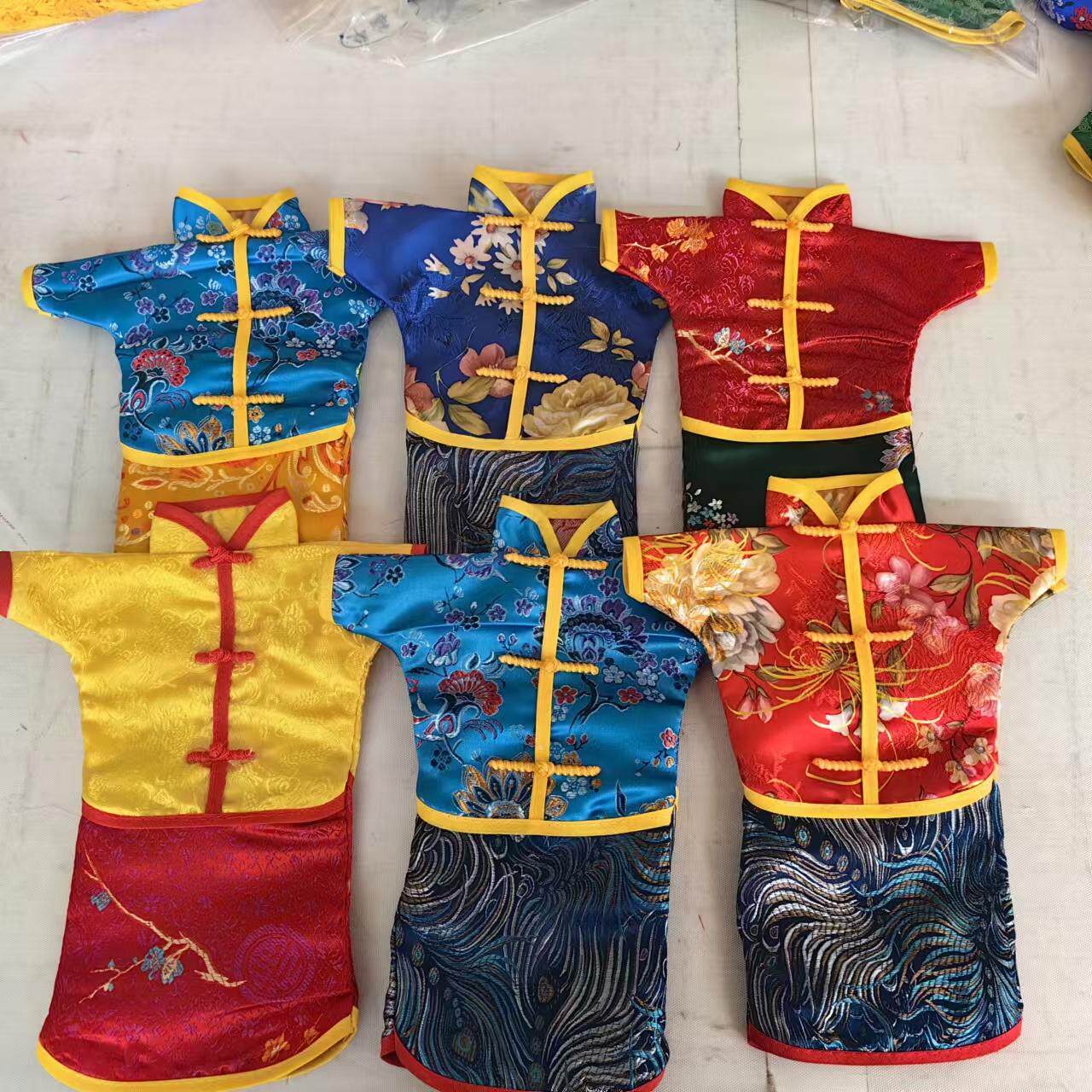 英灵中国古典织锦缎唐服特色工艺礼亲娃娃衣服 男女款颜色随机发