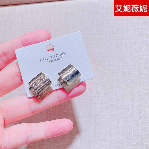 艾妮薇妮饰品新款金属风几何方形耳钉银针个性设计感休闲气质耳环