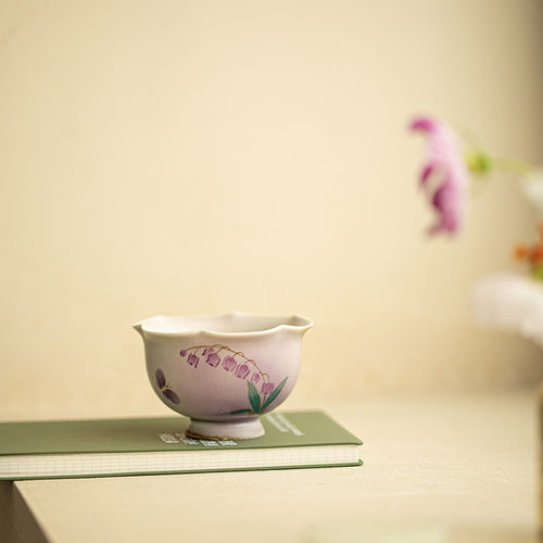 景德镇纯手绘铃兰紫黛茶杯主人杯花口品茗杯陶瓷茶具精致礼盒装