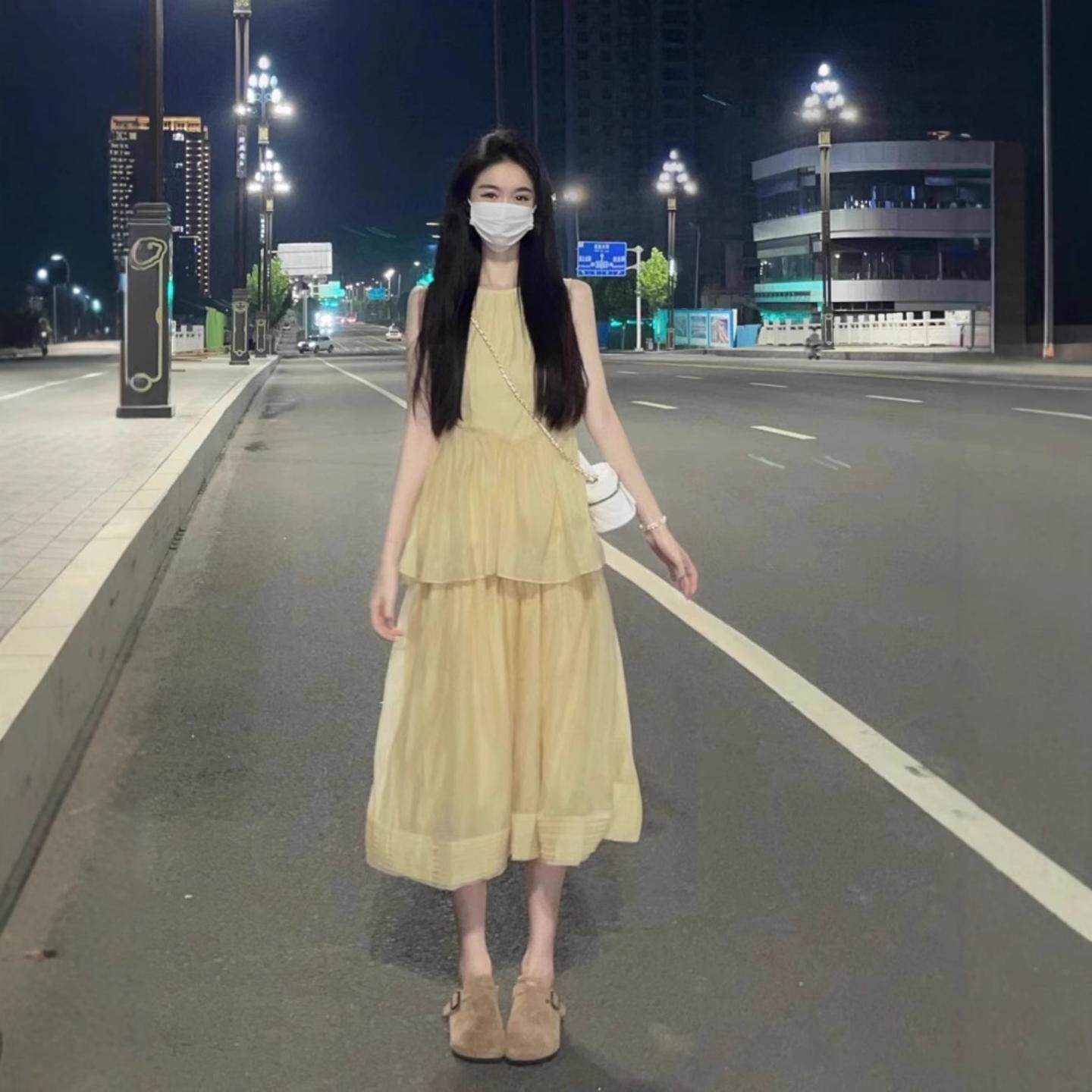 淡黄色吊带连衣裙女夏多巴胺风