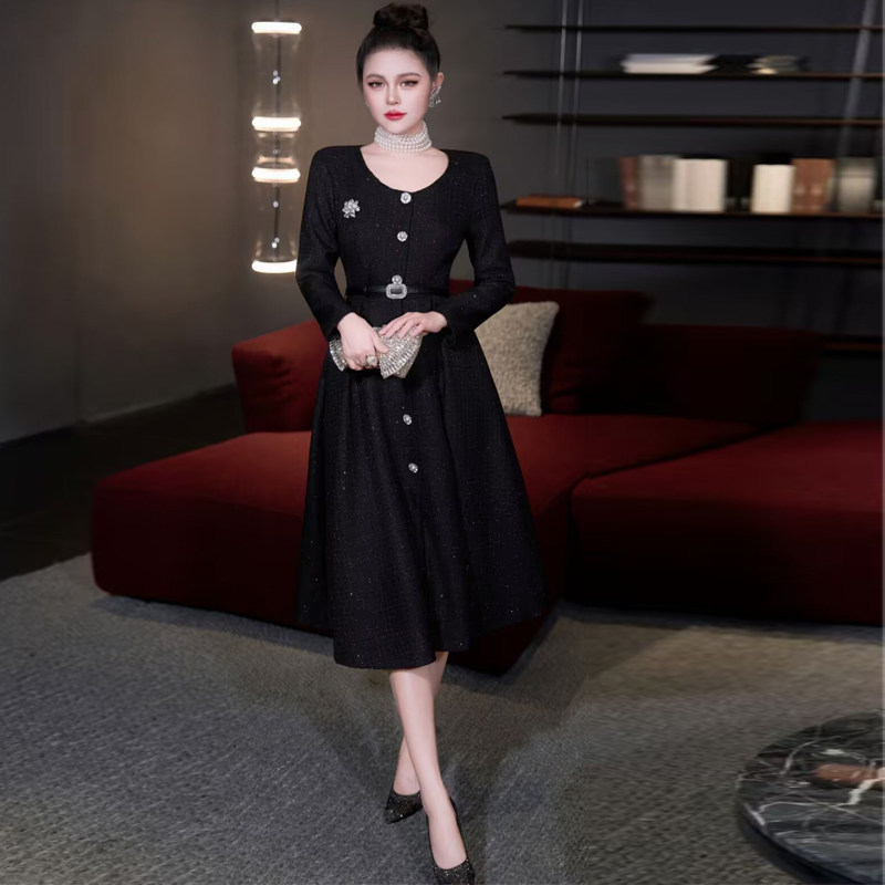 优雅时尚2026年春季新款黑色小香风女装显瘦修身中长款轻奢连衣裙