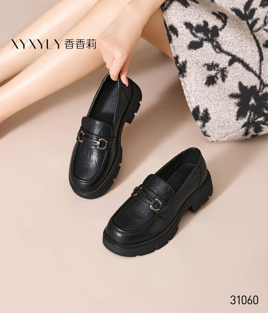 香香莉31060新款英伦风一脚蹬小皮鞋黑色职业真皮单鞋2025春秋