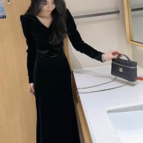 时尚丝绒连衣裙女2026春秋新款