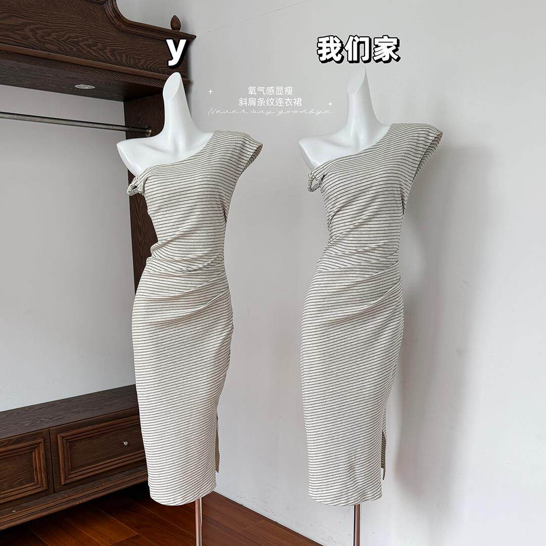 玖月伍 很灵很美嘟～糯叽叽 氧气感显瘦斜肩条纹洋装儿