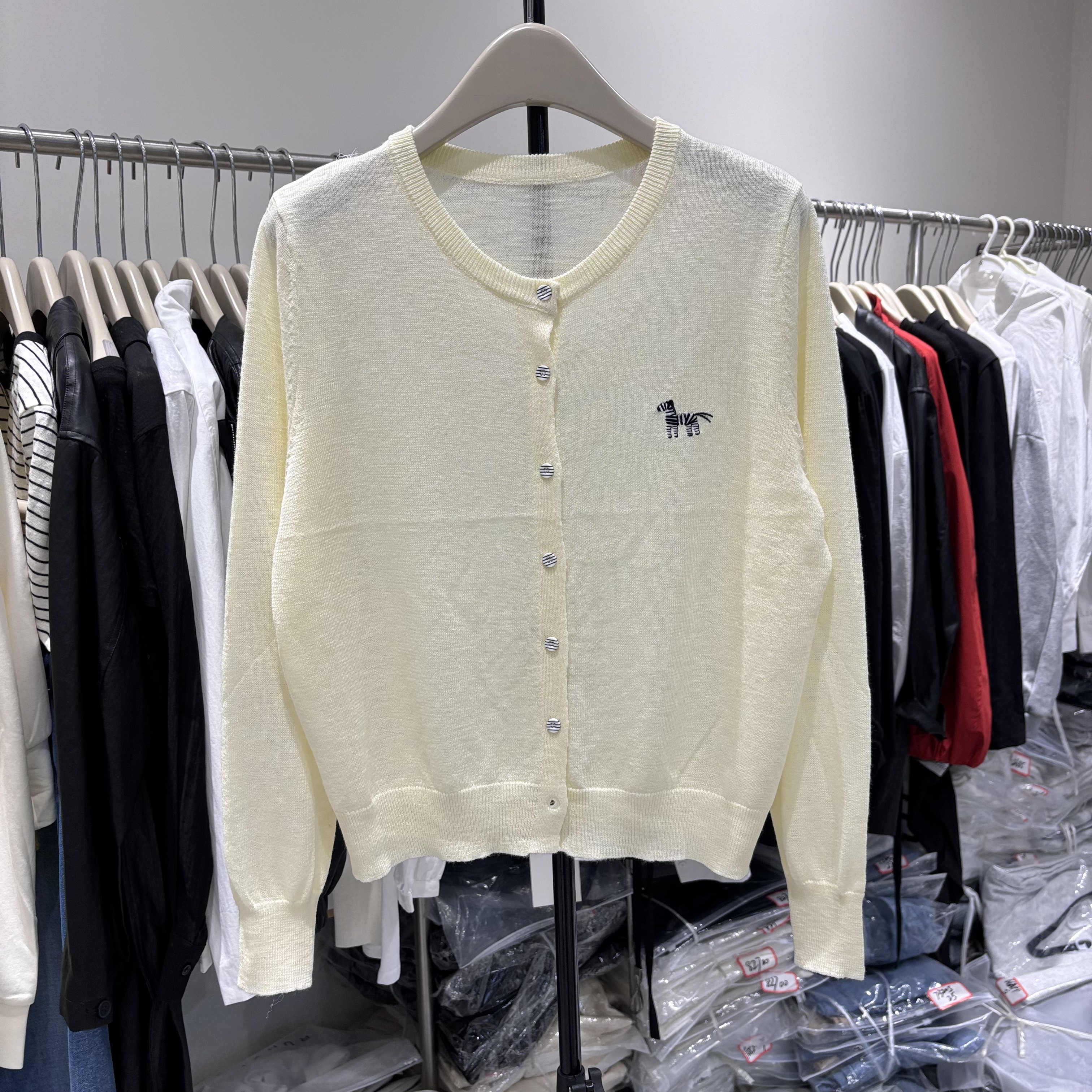 2026早春新款圆领薄款针织开衫女宽松显瘦长袖刺绣小马毛衣2617