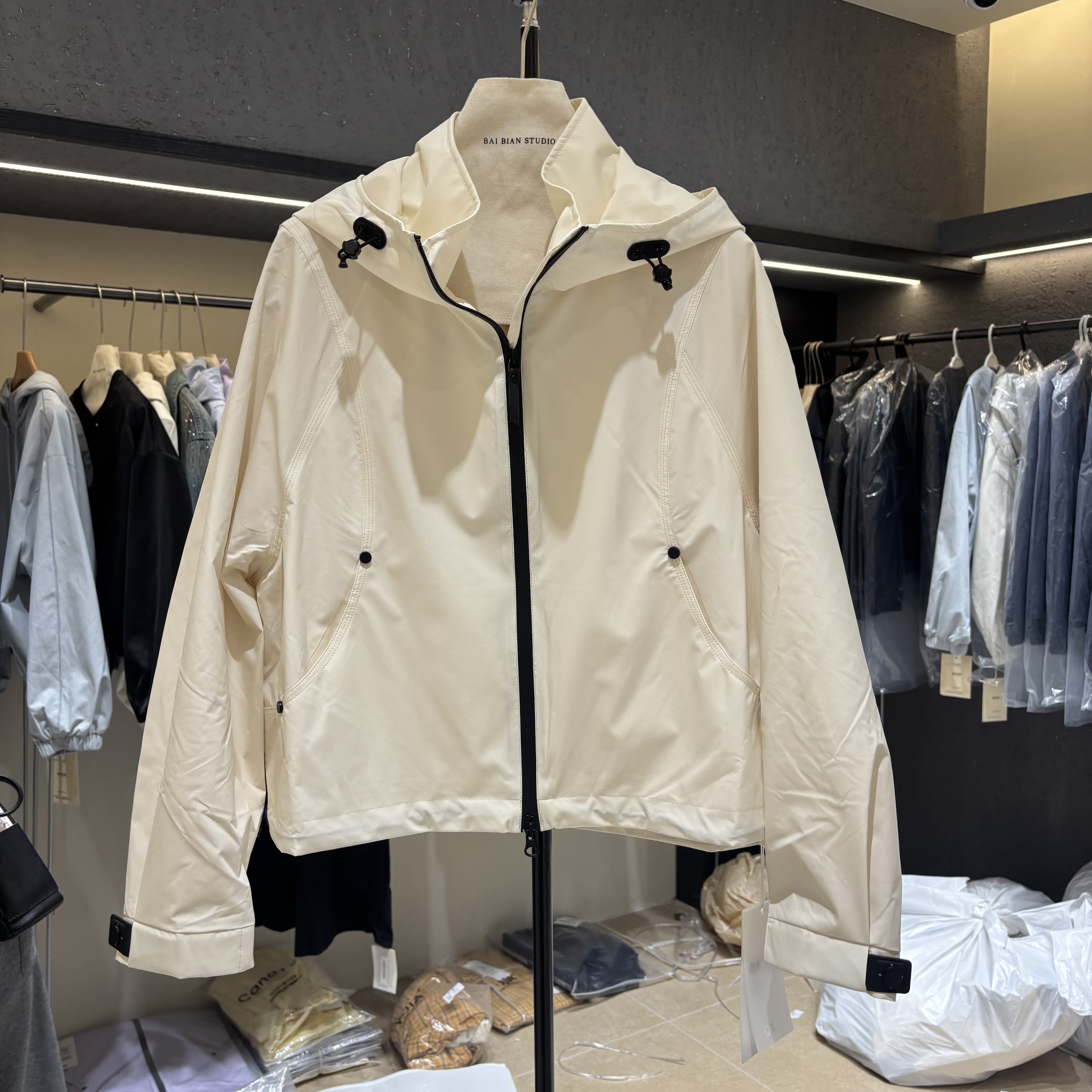 冲锋衣女款2026新款今年流行爆款春短款超火减龄薄外套女68006