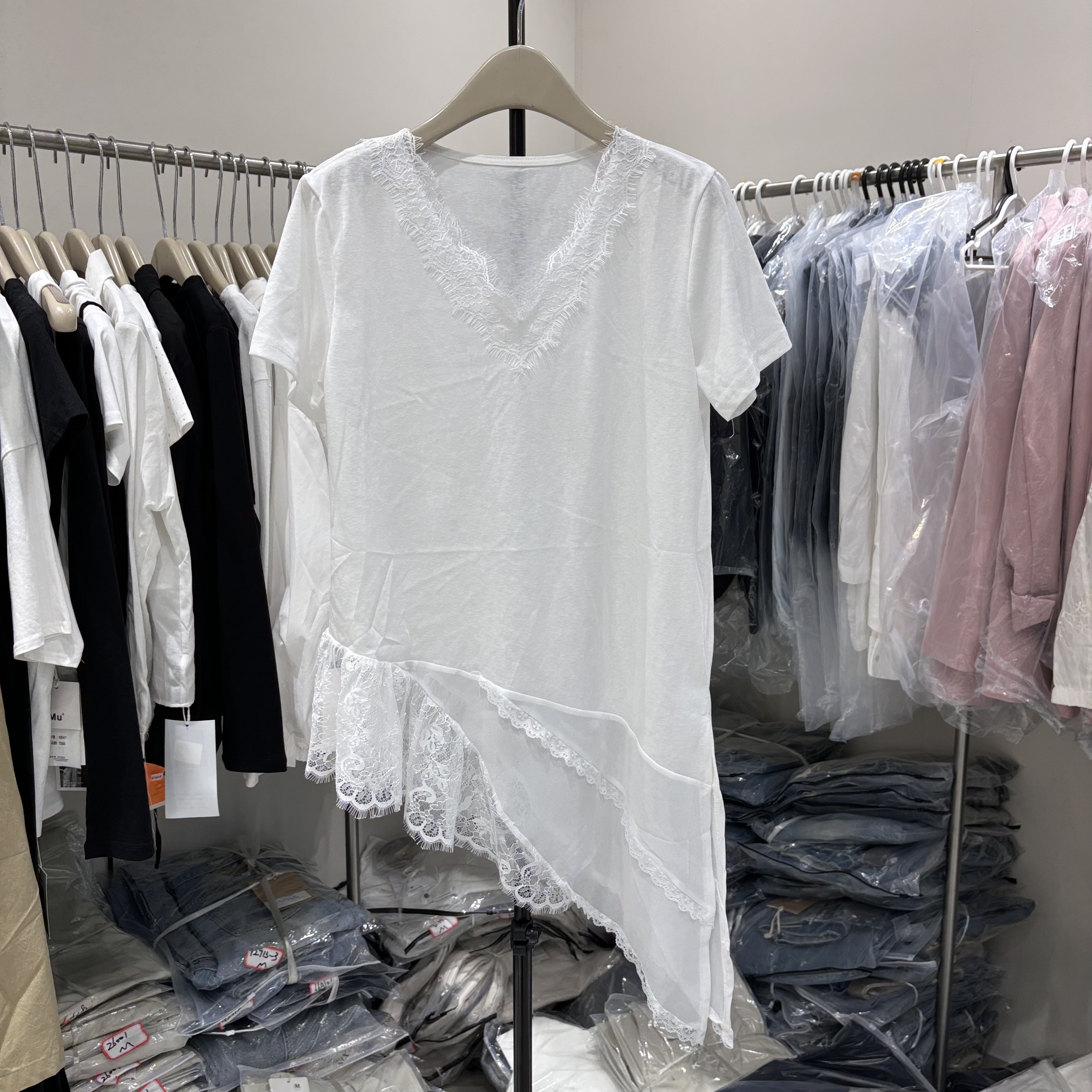 2026春季新款时尚百搭叠穿蕾丝不规则下摆V领长款背心吊带打底衫